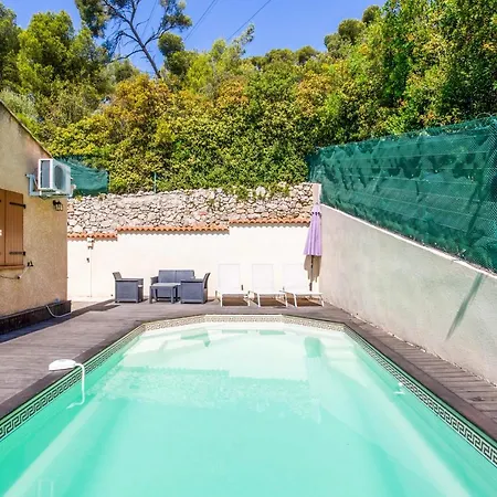 Wonderful Typical Southern With Pool - - Welkeys